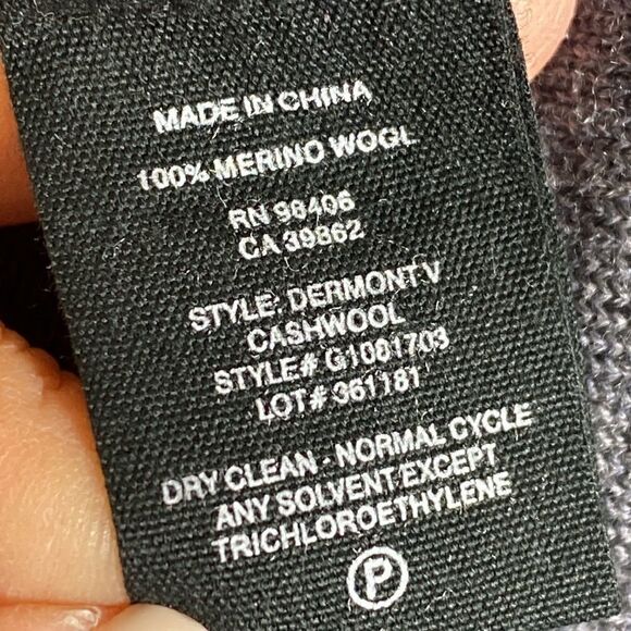 Theory 100% Merino Wool V-Neck Sweater - Picture 8 of 9